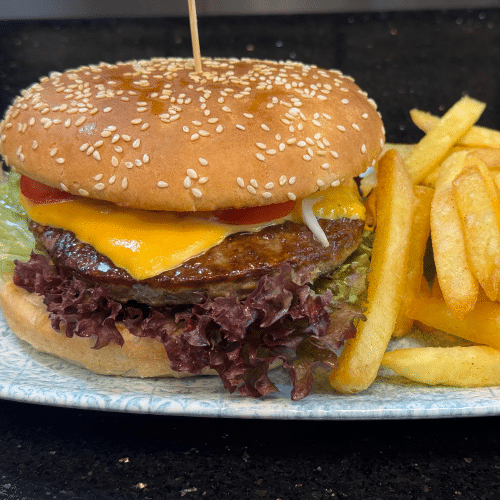 Cheeseburger mit Pommes