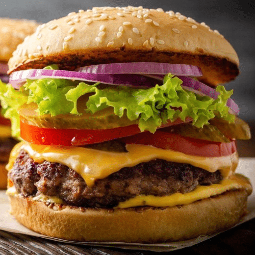 Cheeseburger mit Pommes