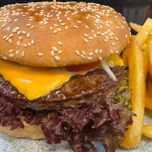 Chili Cheeseburger mit Pommes