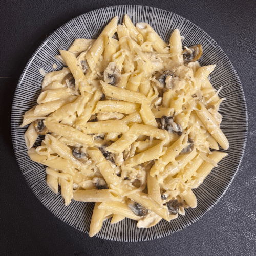 Pasta mit Champignons, Hähnchenbrust und Sahne Soße