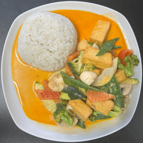 Gebratenes Gemüse mit Erdnuss-Sauce (vegan)
