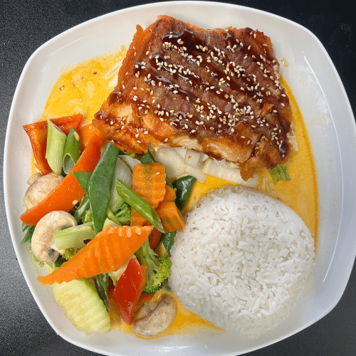 Gegrillte Lachsfilet mit Erdnuss-Sauce