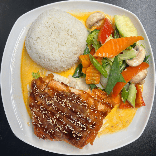 Gegrillte Lachsfilet mit roter Thai-Currysauce (leicht scharf)