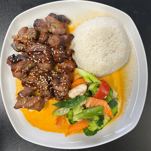 Gegrilltes Schweinefleisch mit Erdnuss-Sauce