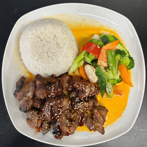 Gegrilltes Schweinefleisch mit Thai-Currysauce (leicht scharf)