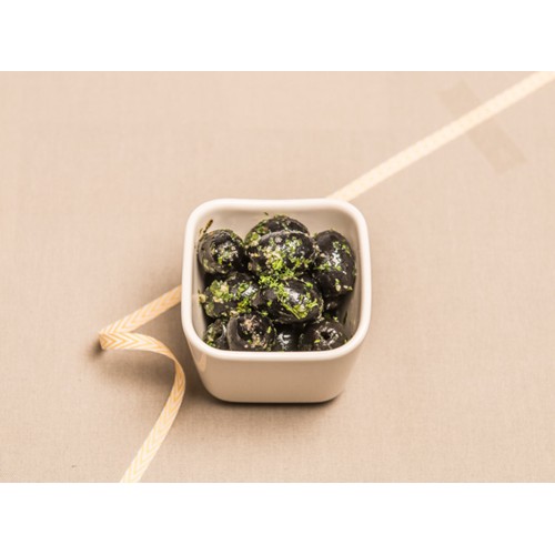 Schwarze Oliven mit Petersilie und Knoblauch