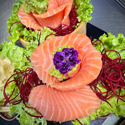 Sake Sashimi (10 Stück) mit Sushi Reis dazu .