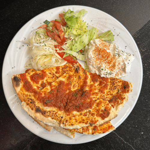 Lahmacun mit Salat und Tzatziki