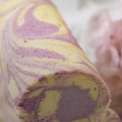 Taro Biskuitrolle mit zarter Cremefüllung