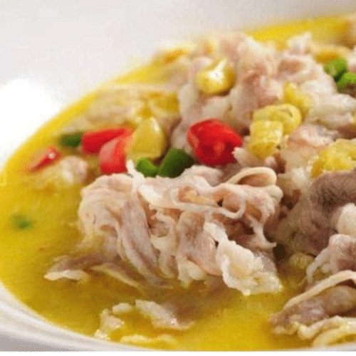 Zartes Rindfleisch in goldengelb Chilli-Sauer-Brühe
