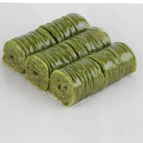 Baklavarolle aus Blätterteig und gehackten Pistazien