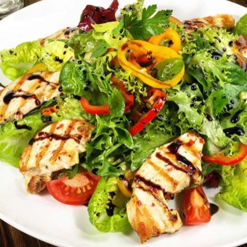 Salat mit gegrillten Hähnchenbrustfilets