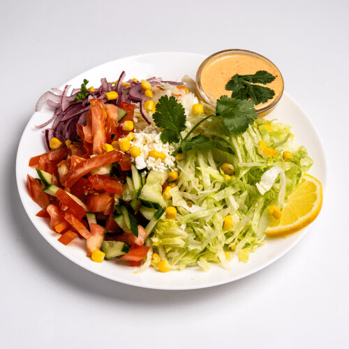 Gemischter Salat mit Eisbergsalat, Tomaten, Gurken, Zwiebeln, Oliven und Weißkäse
