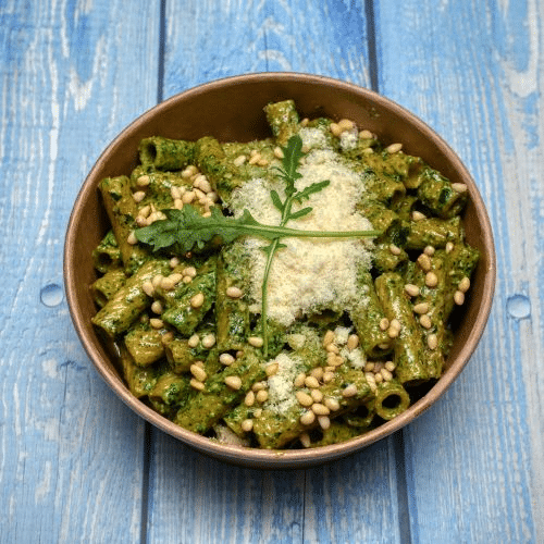 Pasta Pesto (vegetarisch) mit 0,33l Getränk