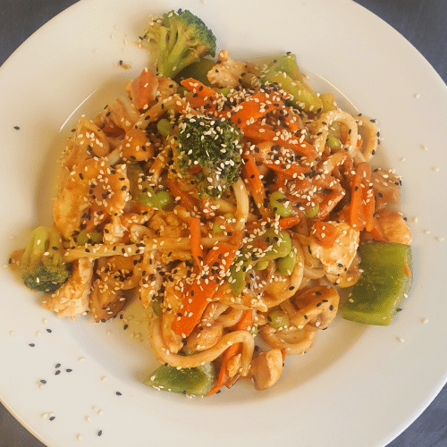 Japanischer Udon Nudols Chicken Erdnussauce