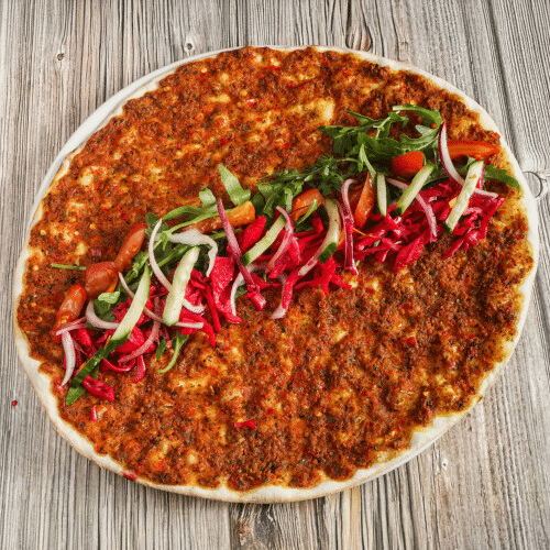Lahmacun mit Salat