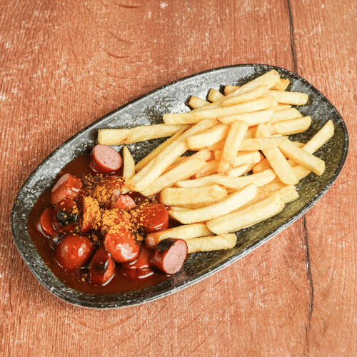Rinds-Currywurst mit Pommes frites,