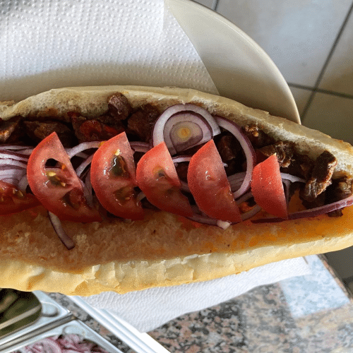 Kavurma mit Tomaten und Zwiebeln Türkisches Fleischgericht