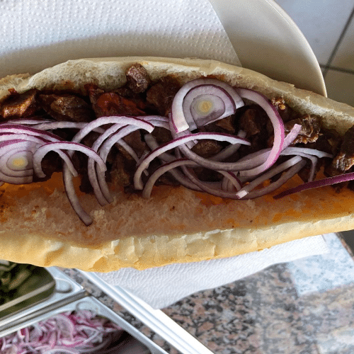 Kavurma mit Zwiebeln Türkisches Fleischgericht aus Kalbfleisch