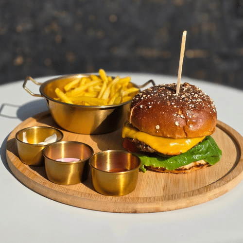 Cheeseburger und Pommes
