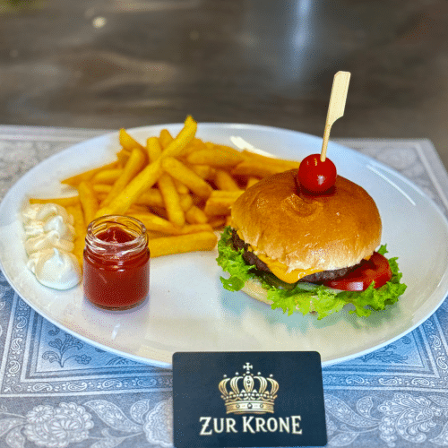 Cheeseburger mit Getränk