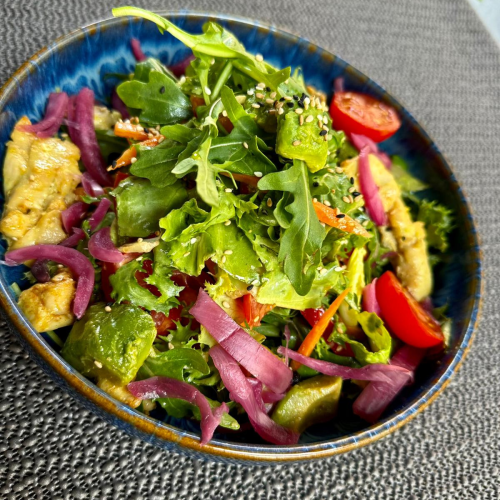 Pflücksalat mit marieniertem Hühnchen & Advocado