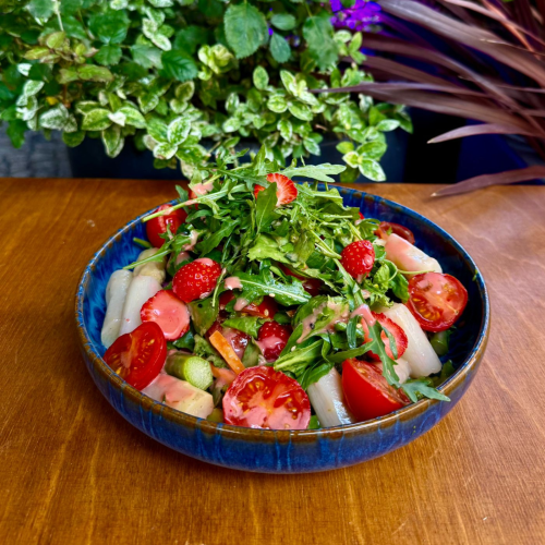 Sommersalate mit zweierlei Spargel und Erdbeeren