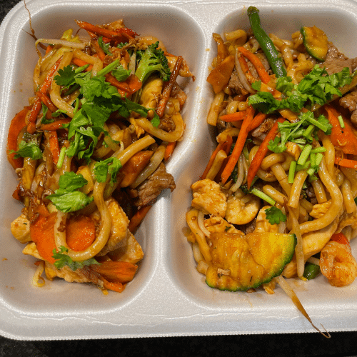 Japanische Udon Nudeln mit Hähnchen, Rindfleisch und Garnelen