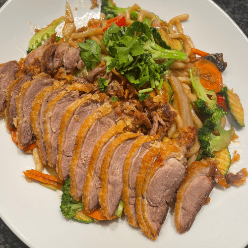 Japanische Udon Nudeln mit knusprige Ente