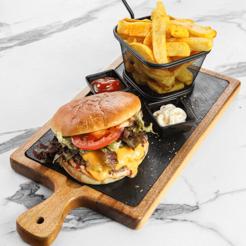 Cheese Burger mit Pommes