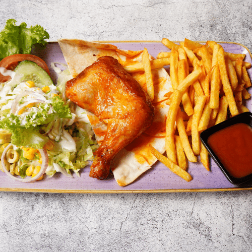 Hähnchenkeule mit Salat und Getränk