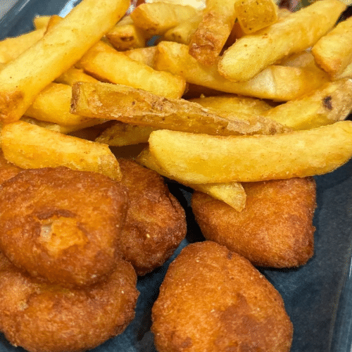 Pommes frites mit Nuggets
