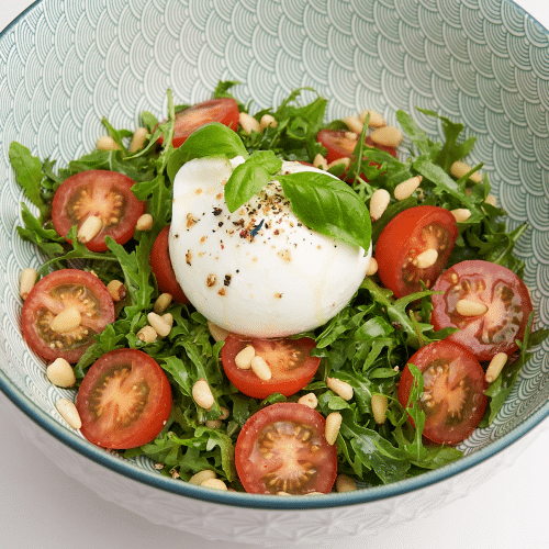 Insalata di burrata con rucola e pomodori