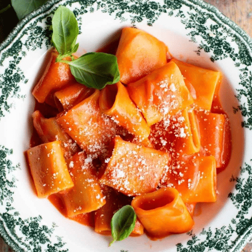 Paccheri con salsa di pomodoro, ricotta e basilico