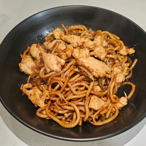 Gebratene Nudeln mit Hühnerfleisch