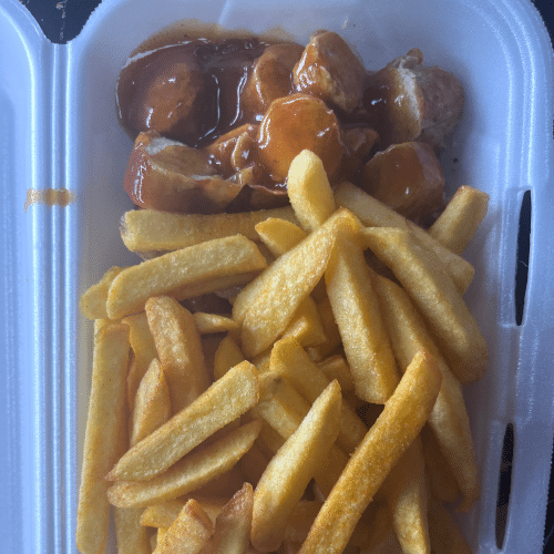 Currywurst mit Pommes und Mayo