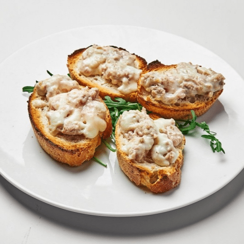 Crostini di Pane con Salsiccia e Fiordilatte