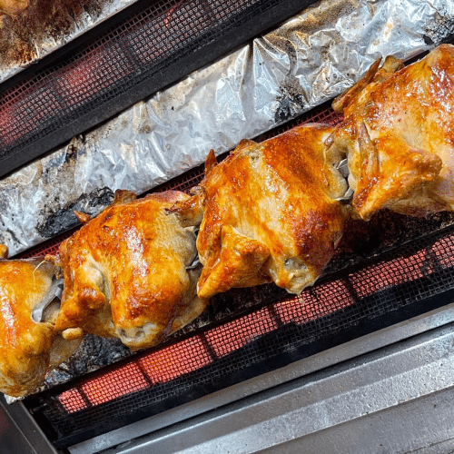 Frisches Ganzes Hähnchen vom Spieß