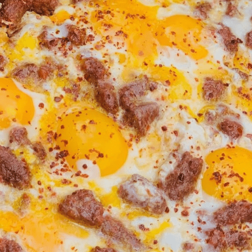 Omelett mit Peperoni-Wurst, Zwiebeln und Käse