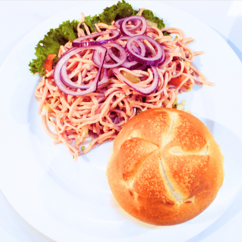 Hausgemachter Wurstsalat mit Brötchen