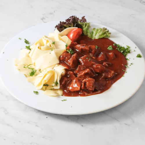 Hausgemachtes Rindergulasch -Ungarische Art-