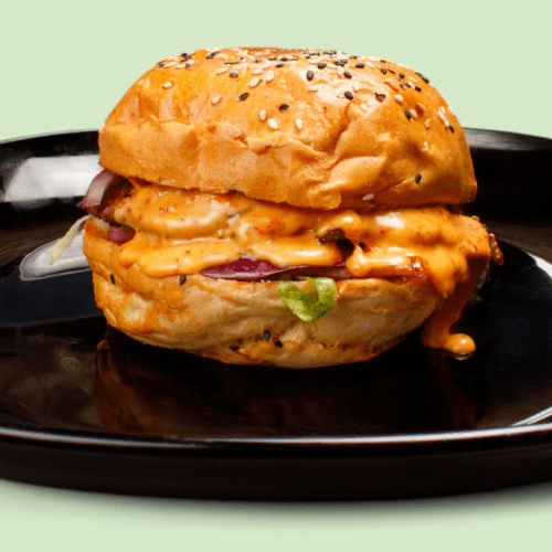 Chilli-Cheeseburger mit Pommes Fries