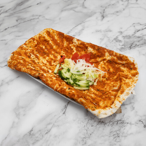 Türkische Pizza mit Salat
