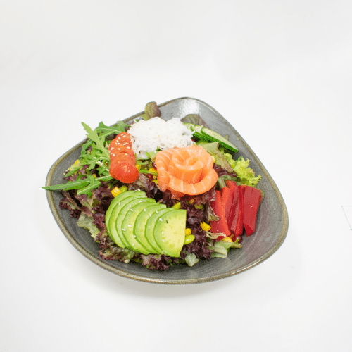 Gemischter Salat mit Glasnudeln, frischem Lachs und Salatsauce