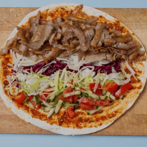 Türkische Pizza mit Dönerfleisch und Salat