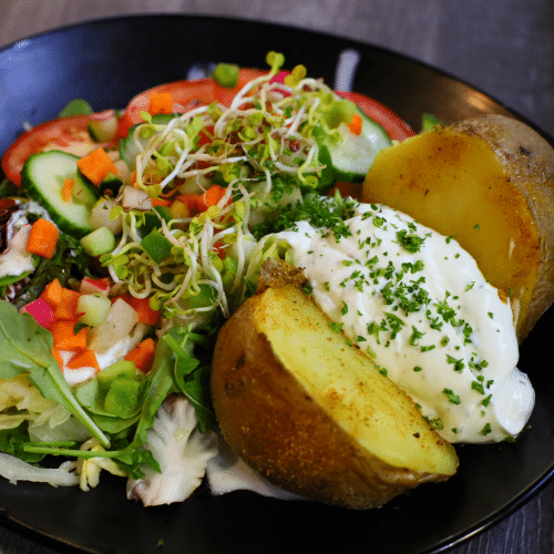 Ofenkartoffel mit Salat