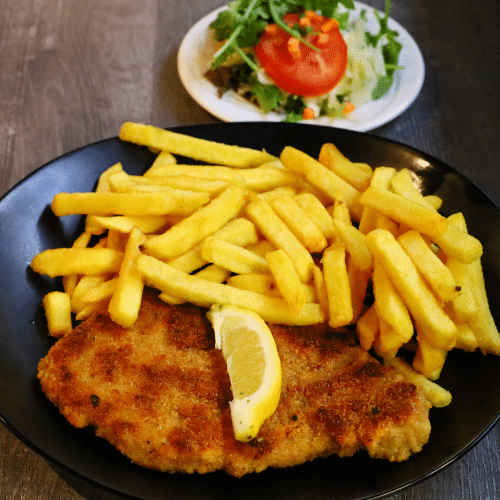 Schnitzel mit einer Beilage nach Wahl