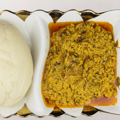 Egusi Rinderfleisch-Melonenkerne Suppe mit Fufu