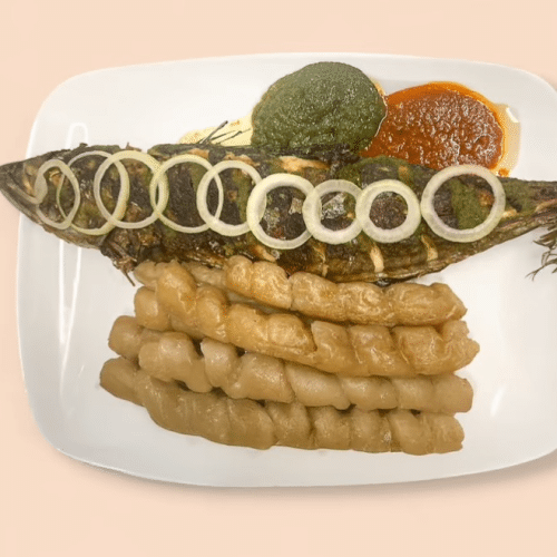 Gegrillter Horse Mackerel mit Maniokrollen