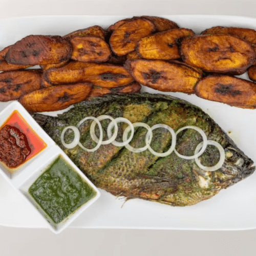 Gegrillter Tilapia mit frittierten Kochbananen